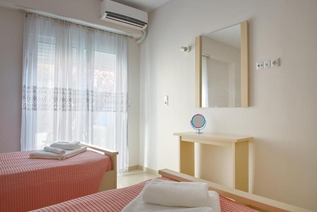 Lake View Luxury Suite 1 - property overview with comfortable bedroom