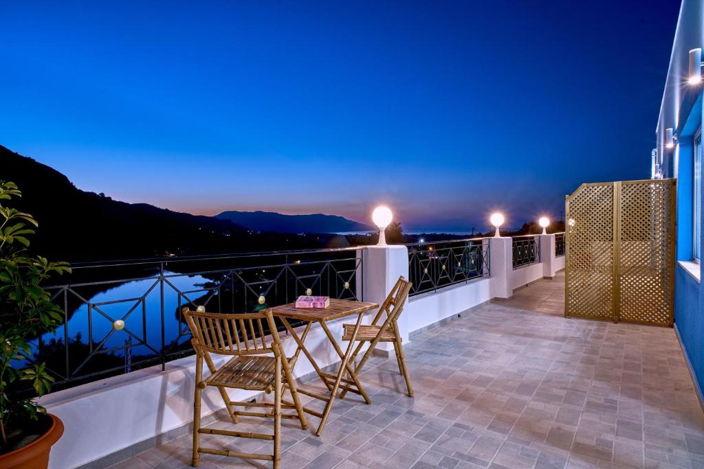 Suite 2 Lake View Luxury - private terrace with evening lake view