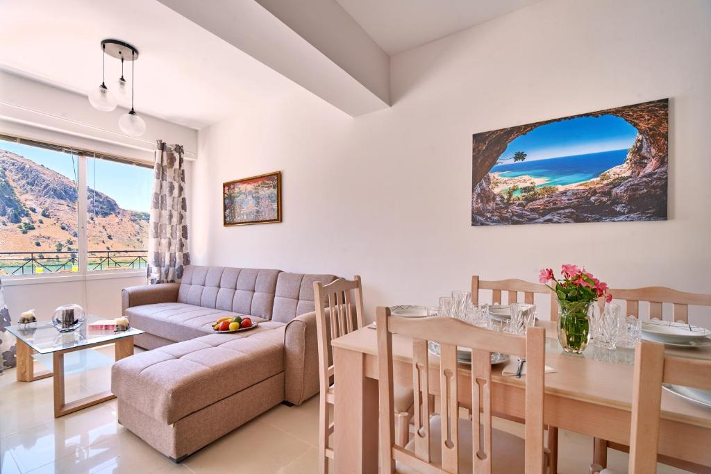 Suite 2 Lake View Luxury - living and dining area with mountain view